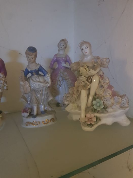 Vand bibelouri de porțelan