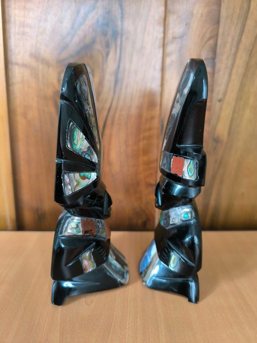 обседианови статуетки на слънцето и луната