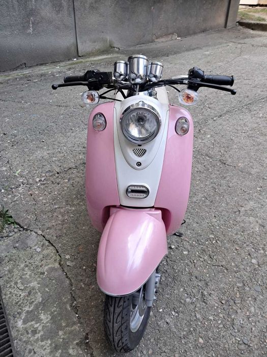 Vand scuter 50 cc4t  aproape nou - rulaj 150 km