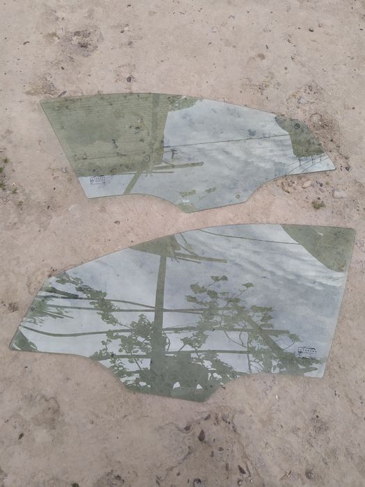 Jentraga old eshiklariga oyna.