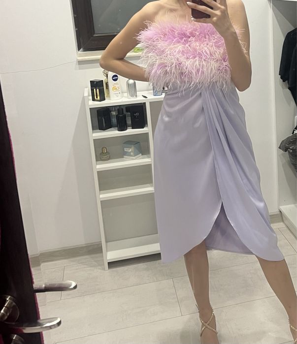 Рокля сатен с щраусови пера