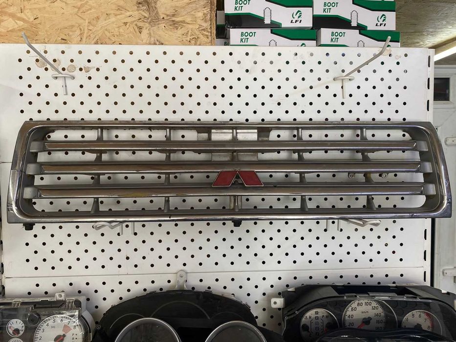 Решетка радиатора Mitsubishi Pajero 1995 г. В. Оригинал.