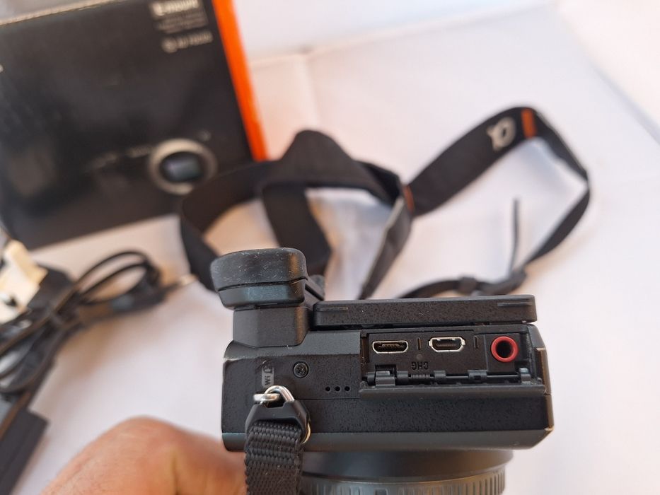 Sony a6500, grip meike, 2 încărcătoare, 4 acumulatori, obiectiv;