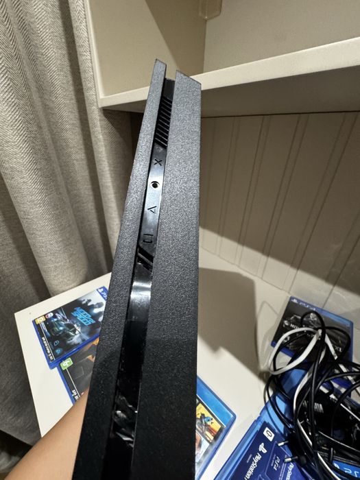 Плейстейшн 4 2 джостика.