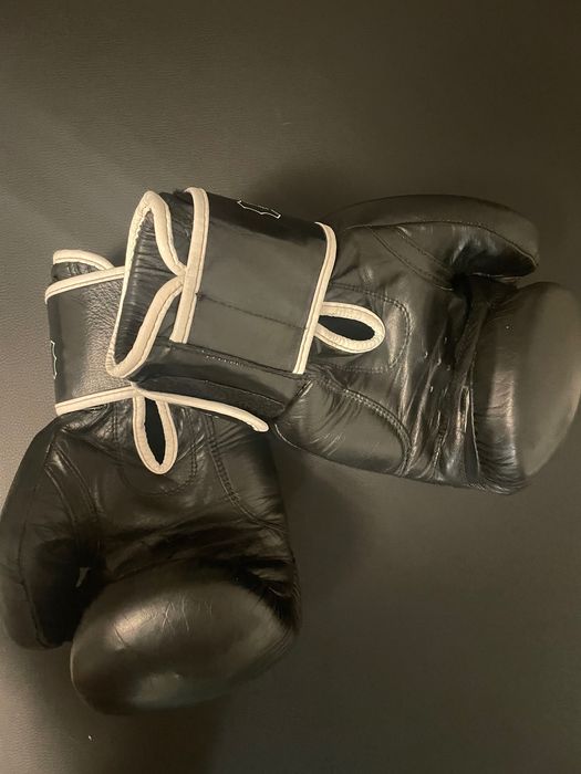 Черни боксови рькавици