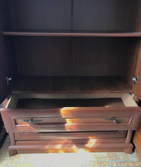 Продается мебель кровать ортопедическим матрасом, плательный  шкаф, ту