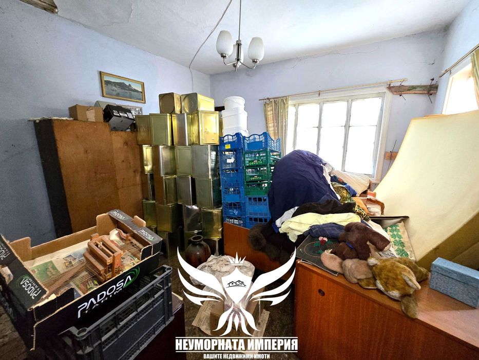 Продавам двуетажна къща с постройки 320РЗП с 1600кв двор село Ахматово