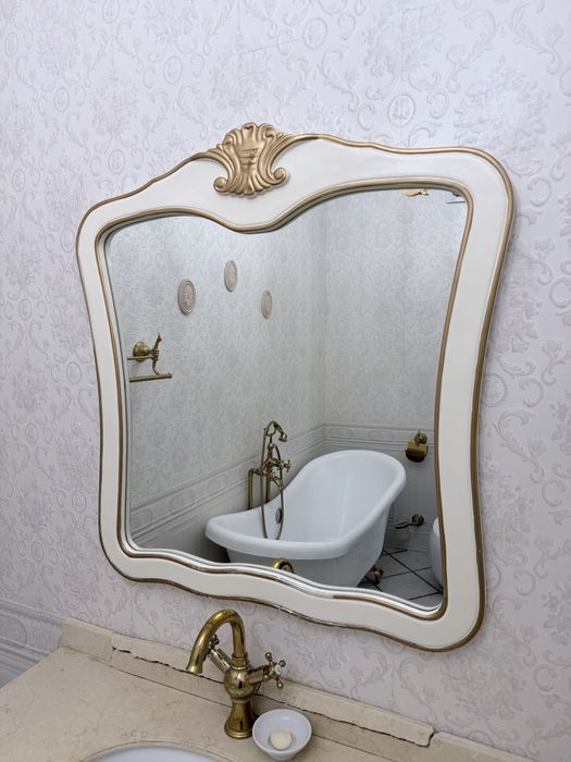 Пенал и зеркало в классическом стиле