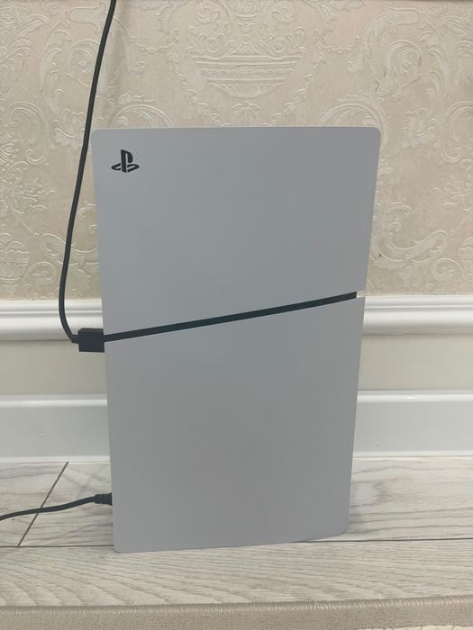 PS5 Slim 1TB 2026 ревизия + 2 геймпада + PS Plus Extra