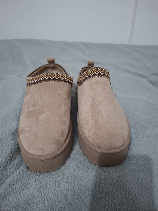 Vând papuci închiși 39