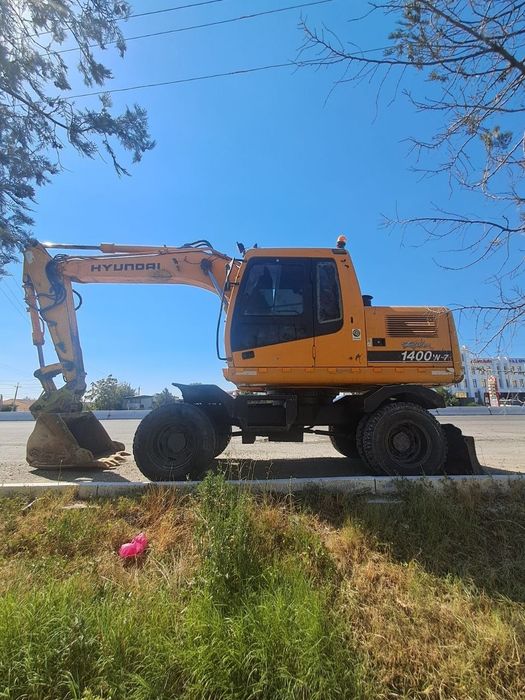 Hyundai Robex 1400W-7 g‘ildirakli ekskavatori.