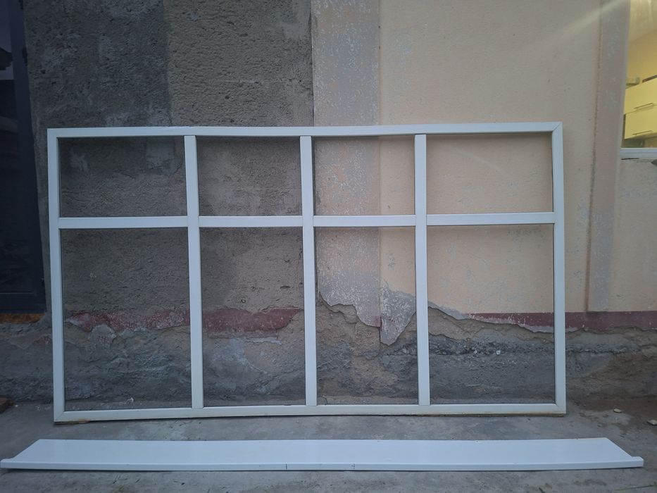 Оконная рама AKFA в хорошем состоянии,