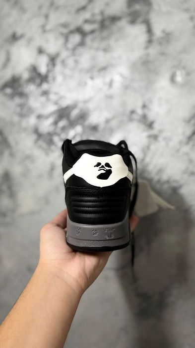 Adidasi Of white out off office