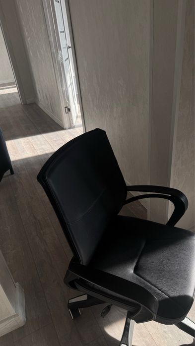 Офисный кожанный стул  , компютерный