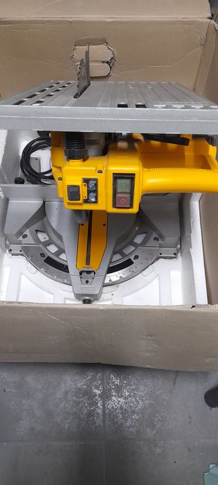 Dewalt циркуляр за рязане на дървени материали