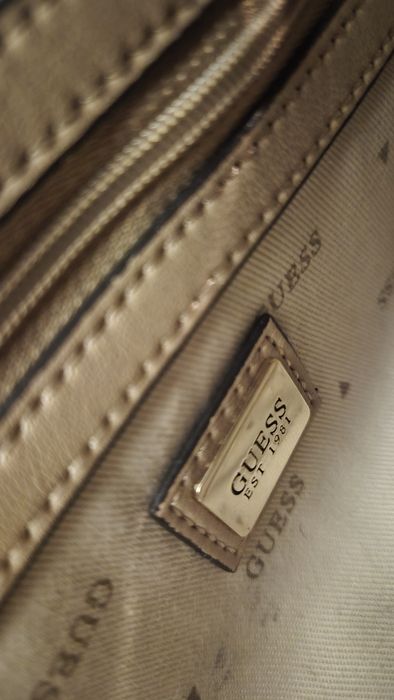 Оригинална бежова дамска чанта Guess - използвана