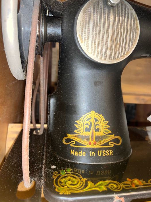 Оригинална крачна шевна машина Union в дървен шкаф