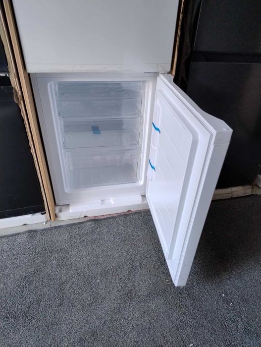 *Ново* Koмбиниран Хладилник с долен фризер CHIQ 176 см