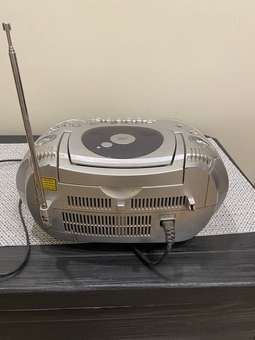 Radiocasetofon ( nu functioneaza C D)