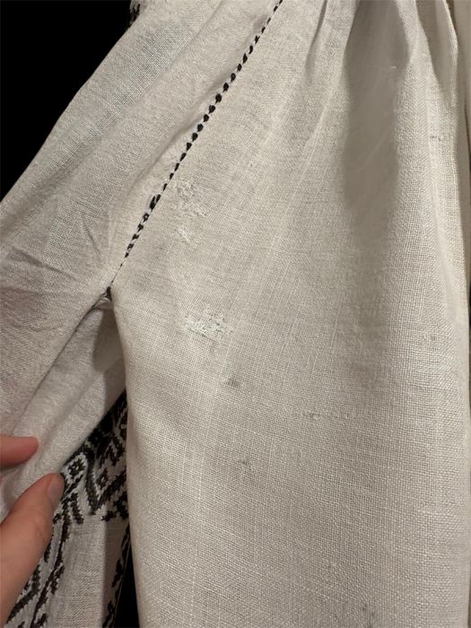 Ie foarte veche brodata manual