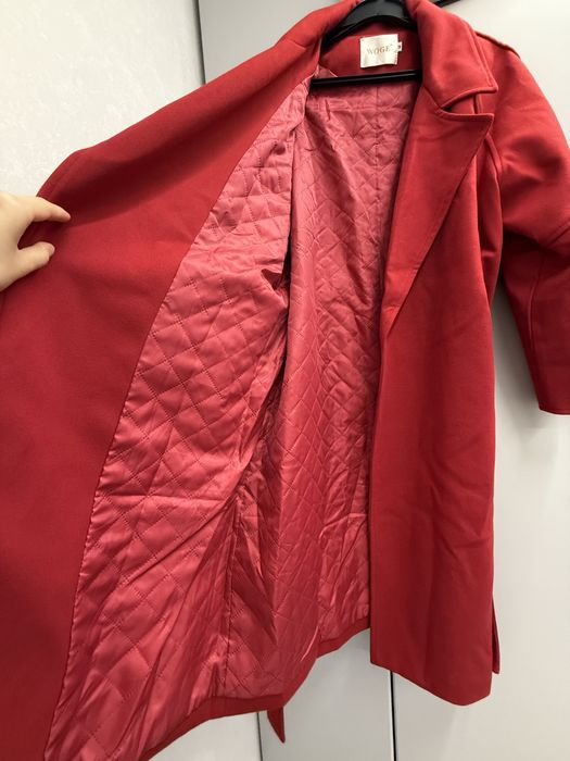 Красное пальте осеннее