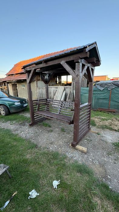 Leagăn din lemn.