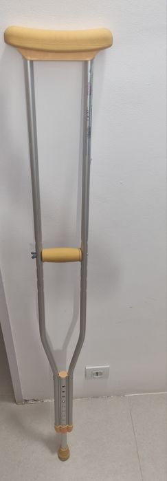 Vând cârja subaxila din aluminiu