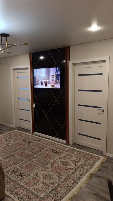 Крашу стены мрамор клею