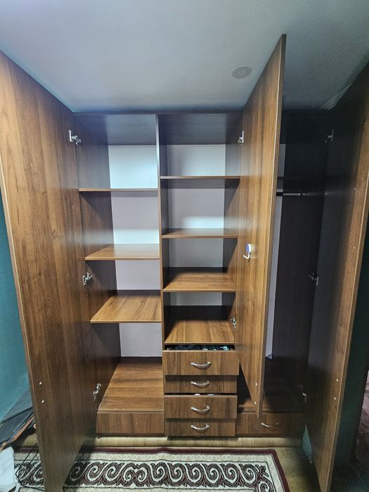 Шкаф в спальню комнату