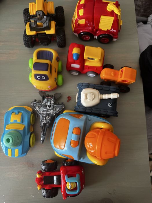 Отдам даром Детские игрушки, машинки.’