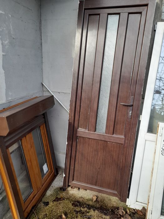 Usa metalica de apartament