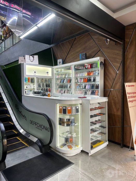 Vitrina mebel astraok sotiladi