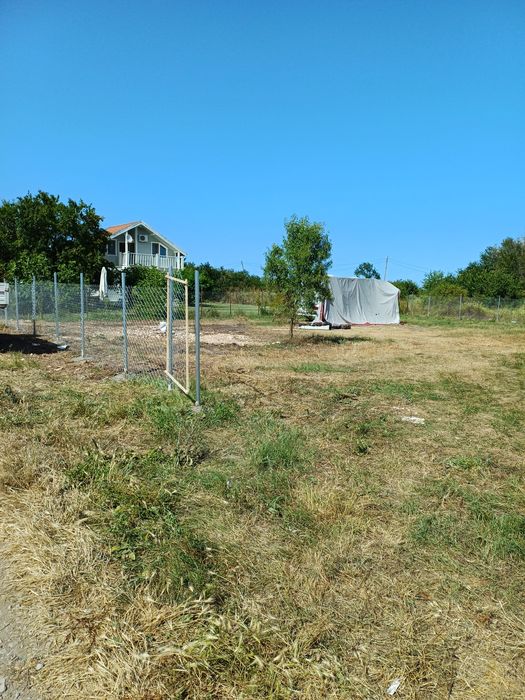 Изграждане на огради с циментови колове, оградна мрежа