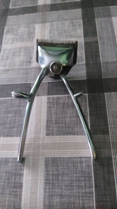 Vand mașina de tuns veche...ieste funcțională