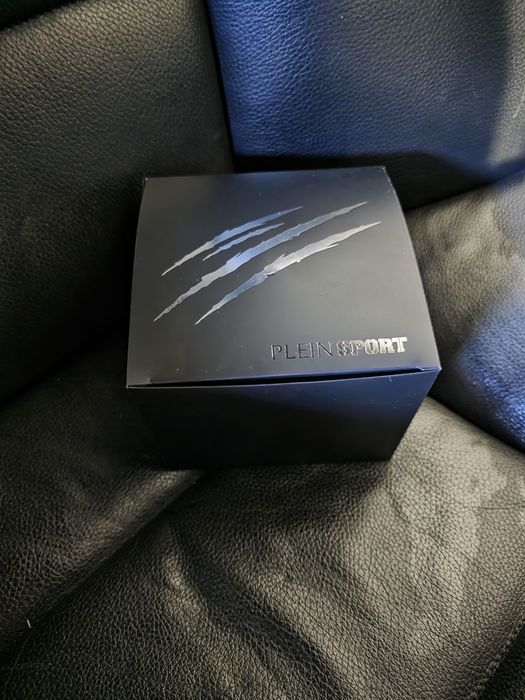 Часовник plein sport нов