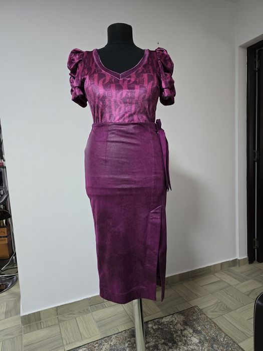 Fusta magenta, din piele întoarsă, cu crăpătura pe picior