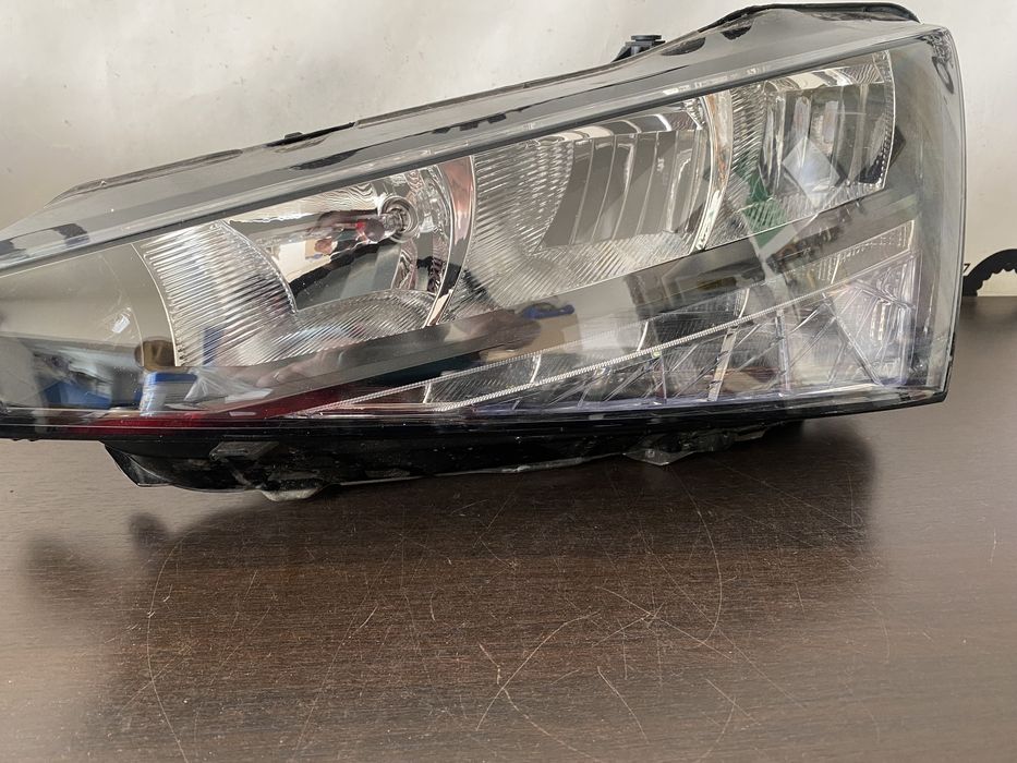 Far stanga halogen si led Skoda Scala