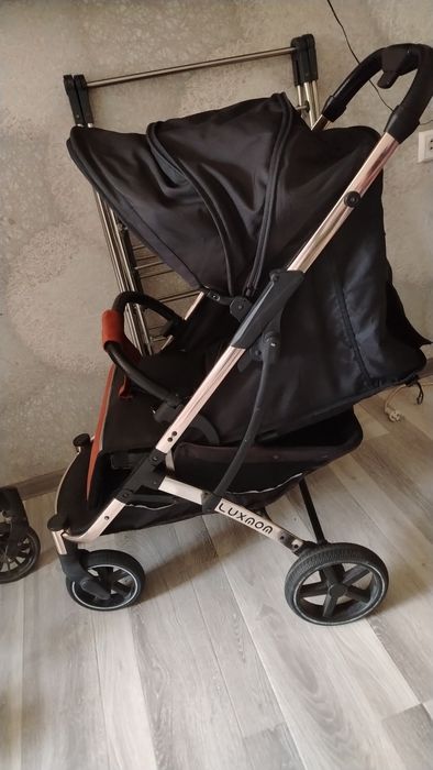 Продам детскую коляску лёгкую чемодан