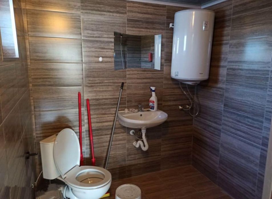 Къща с двор в с. Черни връх