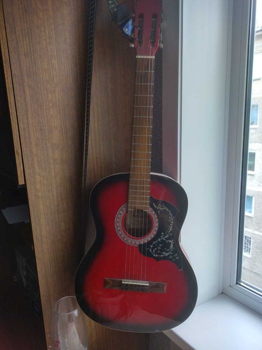 Гитара классическая, акустическая.