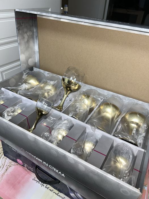 Набор столовых приборов и бокалы