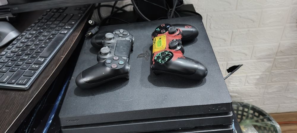 PlayStation 4 Pro 1tb+2 controller-e / nu citește Cd-ul