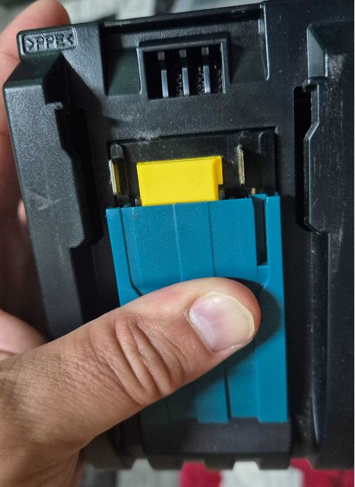 MAKITA: Kit 2 acumulatori Li-Ion(18V-5Ah) + incarcator inteligent!