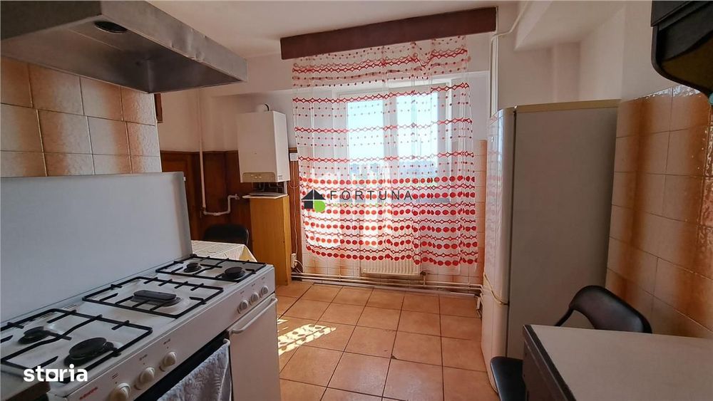 Penthouse 4 camere, mobilat si utilat modest, strada Toamnei