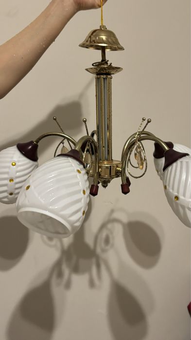 Продам люстрю.