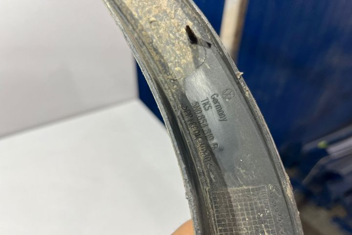 Bandou / ornament aripa stanga spate 5N0854819B Volkswagen VW Tiguan