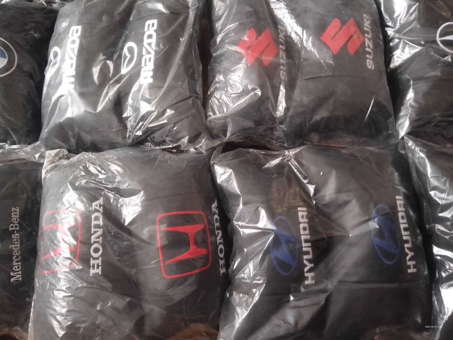 2 броя еко кожени меки възглавнички с бродиран надпис + подарък