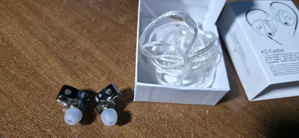 Casti in ear cu fir si cablu detasabil!NOI!!