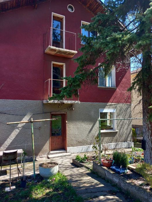 Продавам двуетажна къща в гр. Перник кв. Ралица