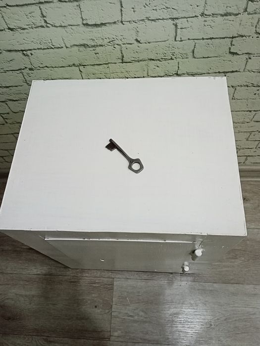 Продам железный сейф.